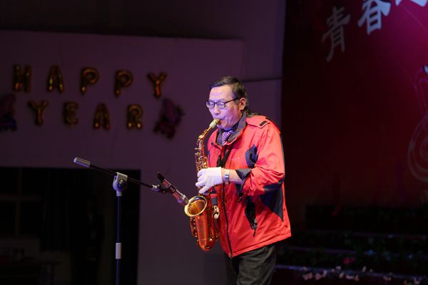 陈教授萨克斯独奏.JPG 陈教授萨克斯独奏.JPG