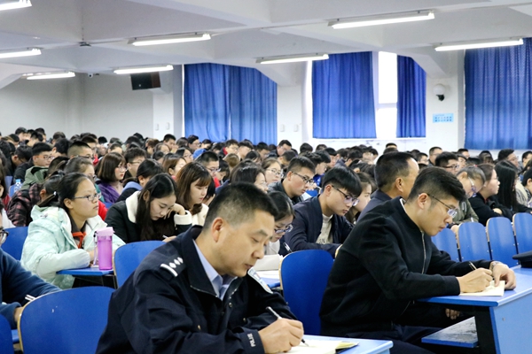 参会老师与同学认真听讲.JPG