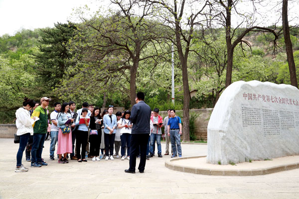 参训学员在中共七大旧址听取谭虎娃教授讲课.JPG 参训学员在中共七大旧址听取谭虎娃教授讲课.JPG