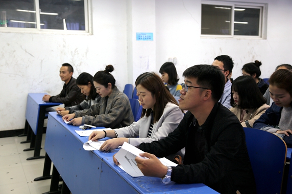 3.各学院书记认真学习.jpg