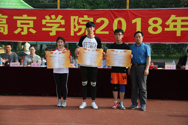 副院长郭国法与女子团体第三名、男子团体总分第三名、团体总分第三名获奖班级合影.JPG