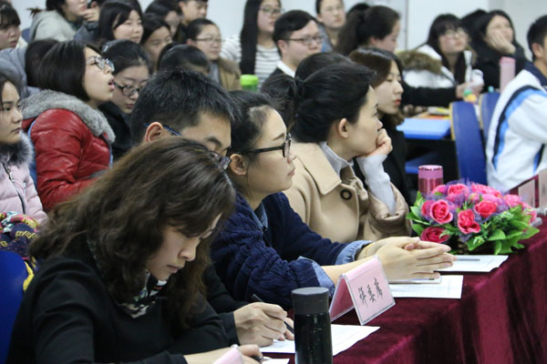 评委老师认真聆听.JPG