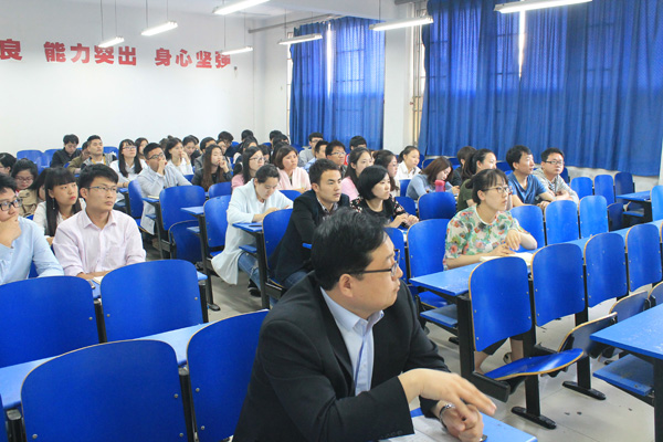 全体班主任认真记录.JPG
