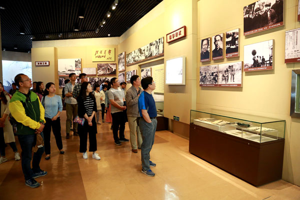 参训学员在延安革命纪念馆学习.JPG 参训学员在延安革命纪念馆学习.JPG