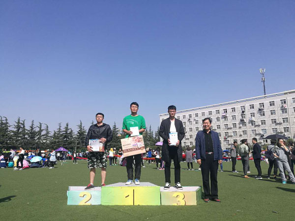 南院长为教工组男子800m颁奖.jpg