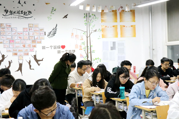 4.班主任与学生共同学习.JPG