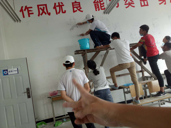 2.学生刮腻子、刷墙二.jpg