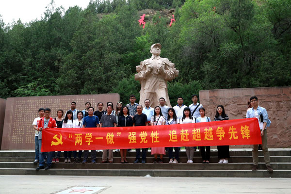 参训党员在为人民服务讲课台前合影.JPG 参训党员在为人民服务讲课台前合影.JPG
