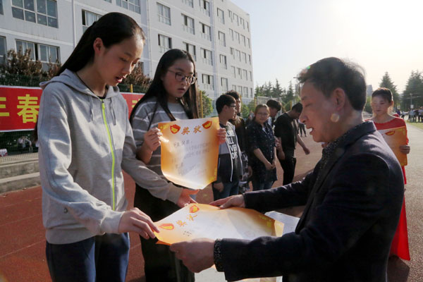 常务副院长张义明老师为团体总分第三名获奖班级颁奖.JPG