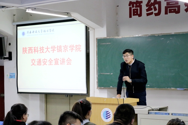 鹿龙老师主持大会.JPG