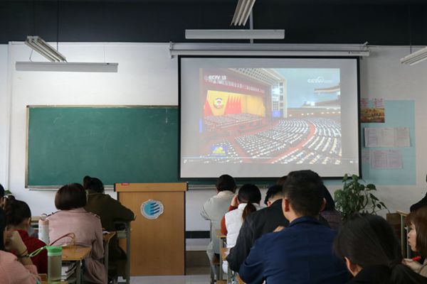 2.“两会”学习现场.JPG