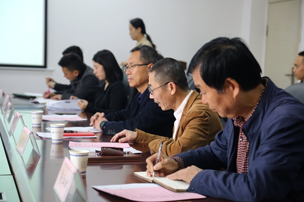 1. 学校领导进行工作汇报.jpg
