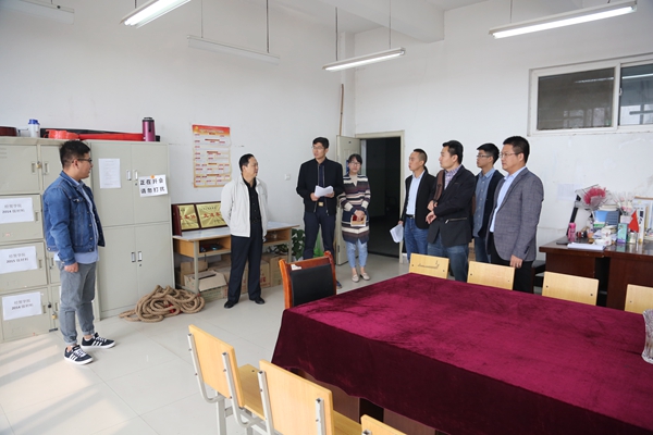 5. 视察辅导员办公室.jpg