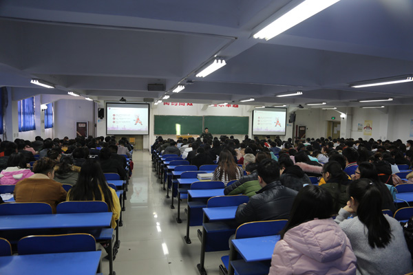 消防人员细致讲解.JPG