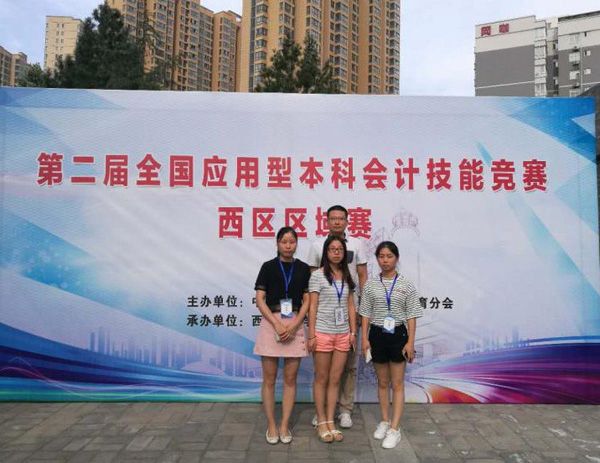 2.展翔老师与参赛队伍合照.jpg