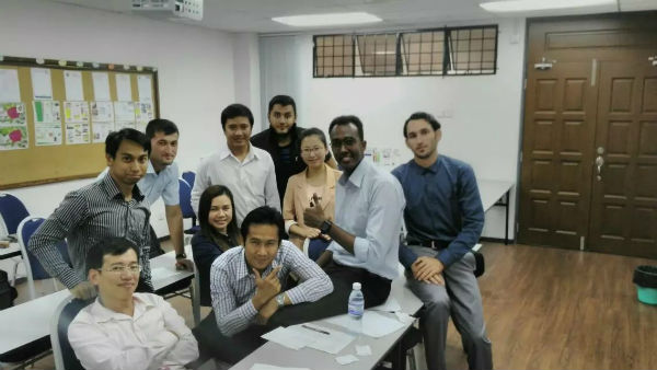 和同学们的合影.jpg 和同学们的合影.jpg