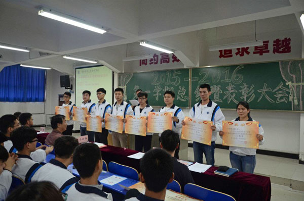 王娟老师宣读优秀班级领奖.jpg 王娟老师宣读优秀班级领奖.jpg