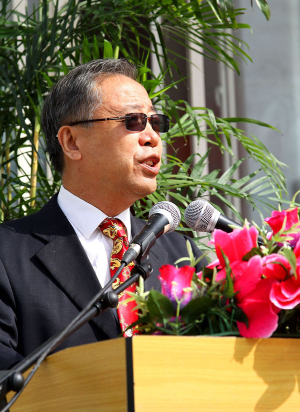 李立常务副院长主持大会.JPG