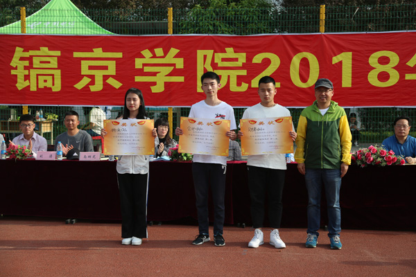 党委书记刘运与获得女子团体总分第二名、男子团体总分第二名、团体总分第二名的班级合影.JPG