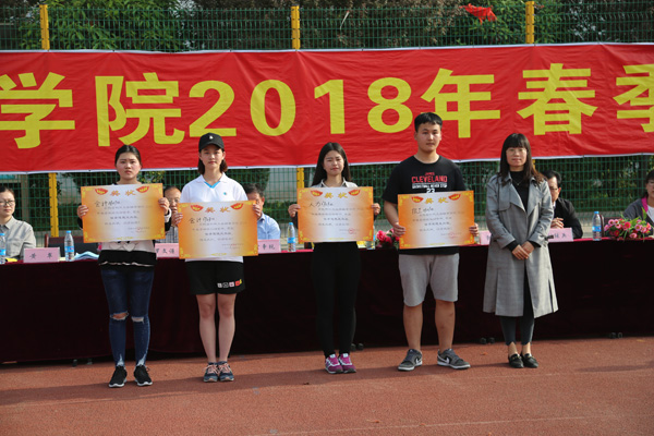 学生处处长黄翠为道德风尚奖获奖班级颁奖并合影.JPG