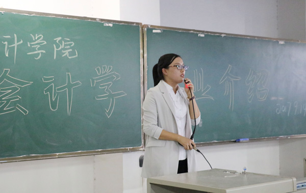 4.刘守亚老师介绍会计学专业.jpg