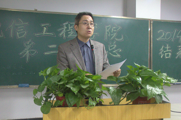 王涛老师宣读获学生奖名单.jpg 王涛老师宣读获学生奖名单.jpg